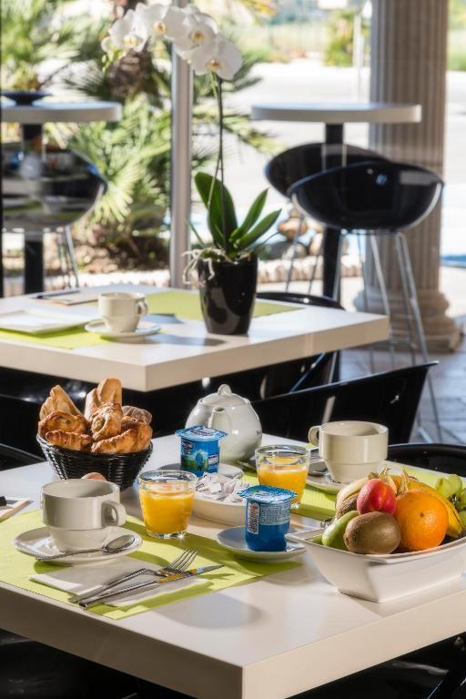 Hotel Le Ya'Tis Saint-Laurent-des-Arbres Zewnętrze zdjęcie