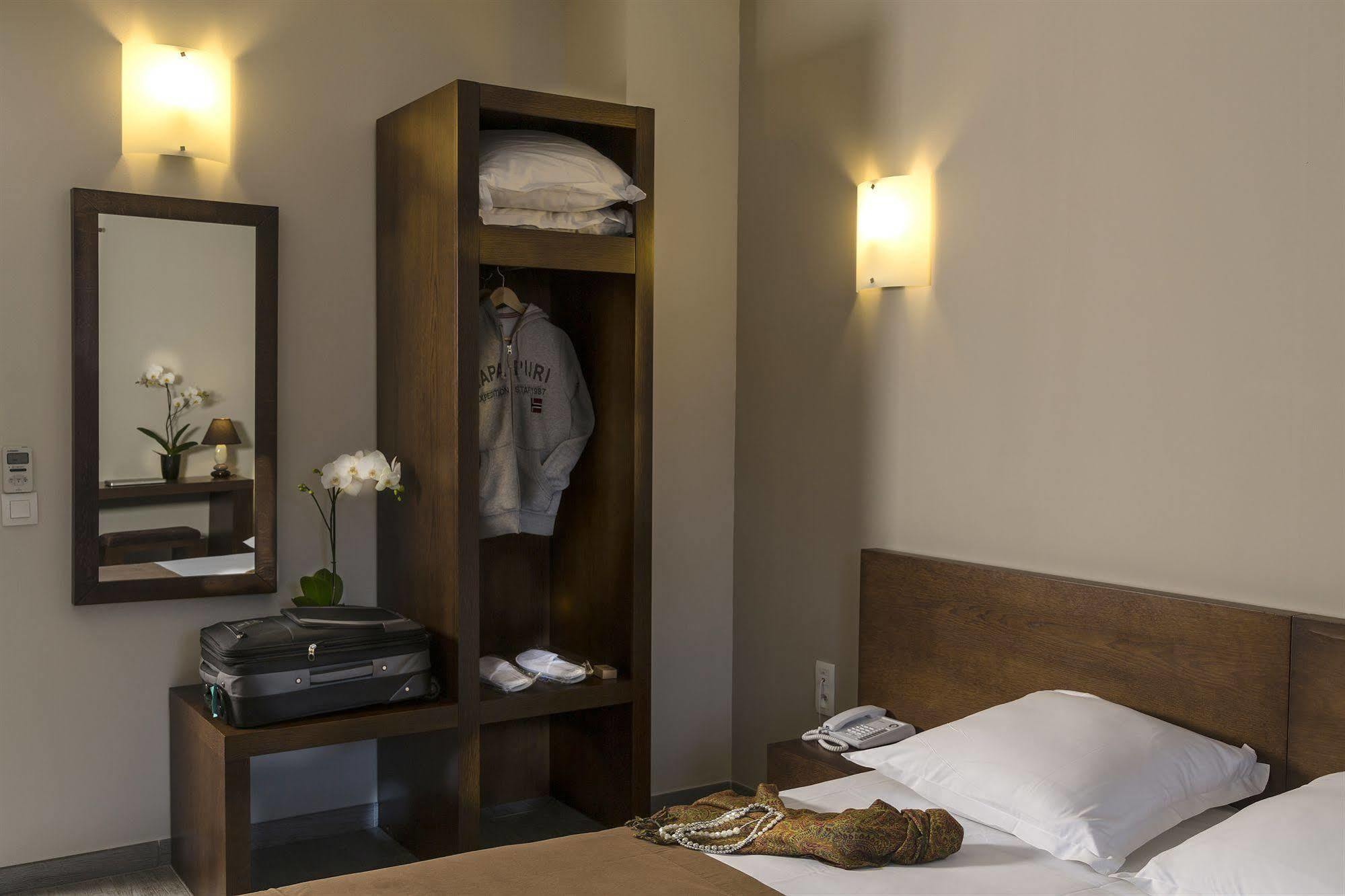 Hotel Le Ya'Tis Saint-Laurent-des-Arbres Zewnętrze zdjęcie
